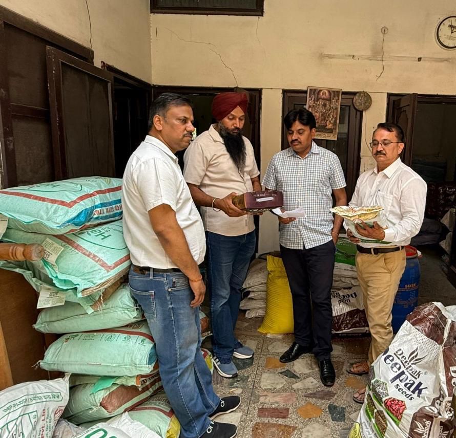 ਜ਼ਿਲ੍ਹਾ ਪੱਧਰੀ ਟੀਮ ਵੱਲੋਂ ਹਾਈਬ੍ਰਿਡ ਝੋਨੇ ਦੀ ਵਿਕਰੀ ਸਬੰਧੀ ਚੈਕਿੰਗ